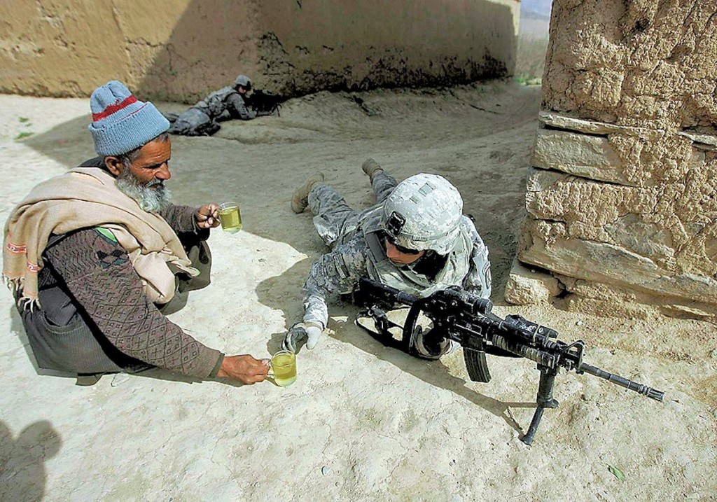 00-afghanistan-us-soldiers-and-villager