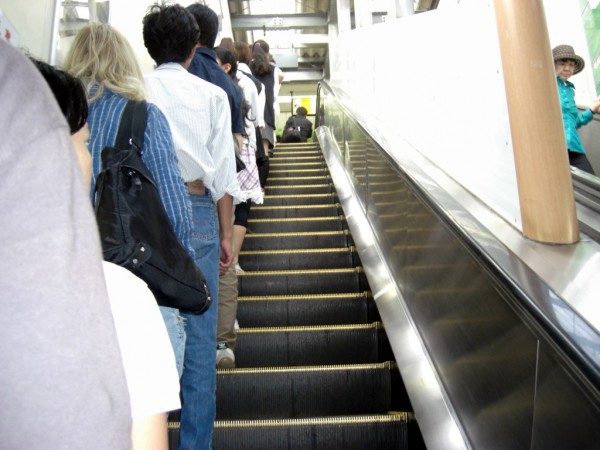 Top 30 customs in Japan, escalator 