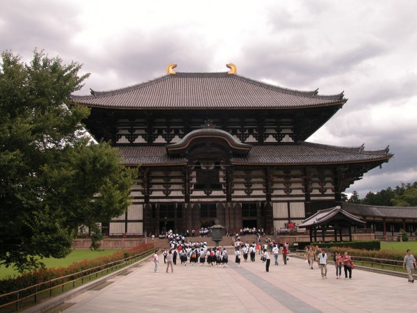 Top 30 customs in Japan, visiting a Japanese temple