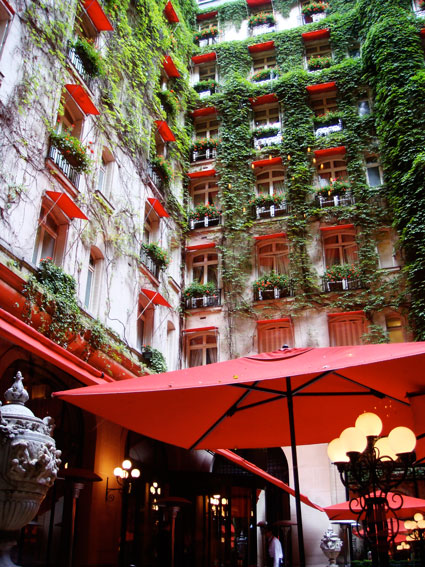 hotel-plaza-athenee-paris-courtyard